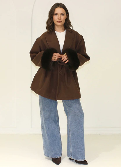 Īss mētelis ar kažokādas aprocēm