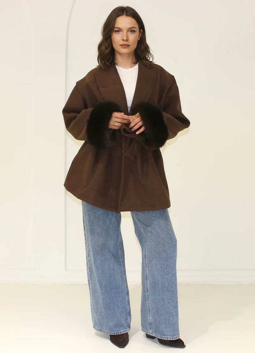 Īss mētelis ar kažokādas aprocēm